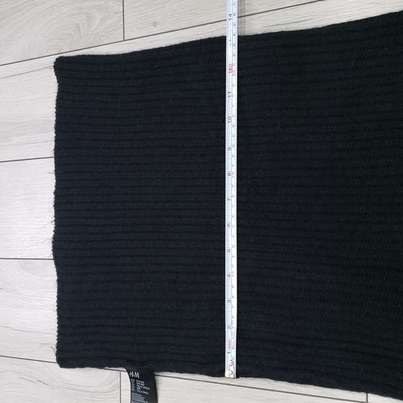 3/$25 warm tube scarf from H&M - Picture 4 of 8